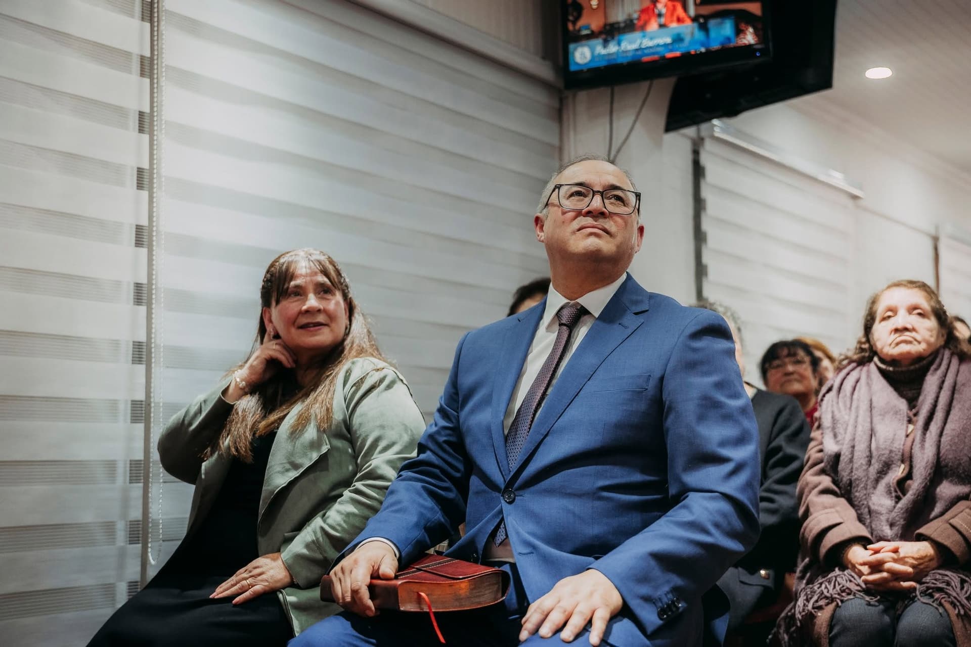 Pastor David Hott y su esposa Rachel Inzunza junto a la congregación